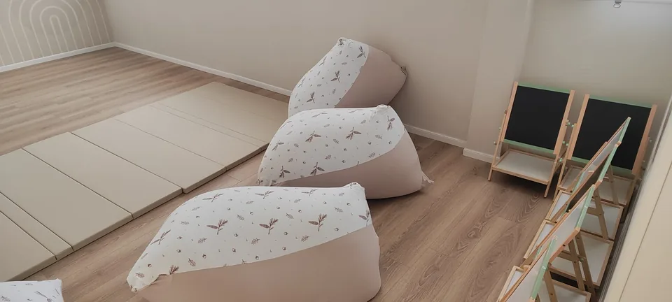 כריות ישיבה ולוחות יצירה בחדר החוגים